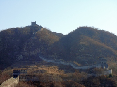 鴨緑江のほとりに位置する、成化年間に築造された虎山長城（復元）